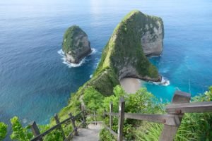 Hiking to the Top: Climbing Nusa Penidas Famous Kelingking Beach Viewpoint