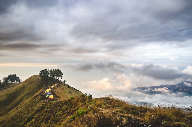 From Volcanic Craters to Emerald Lakes: The Majestic Wonders of Mount Rinjani